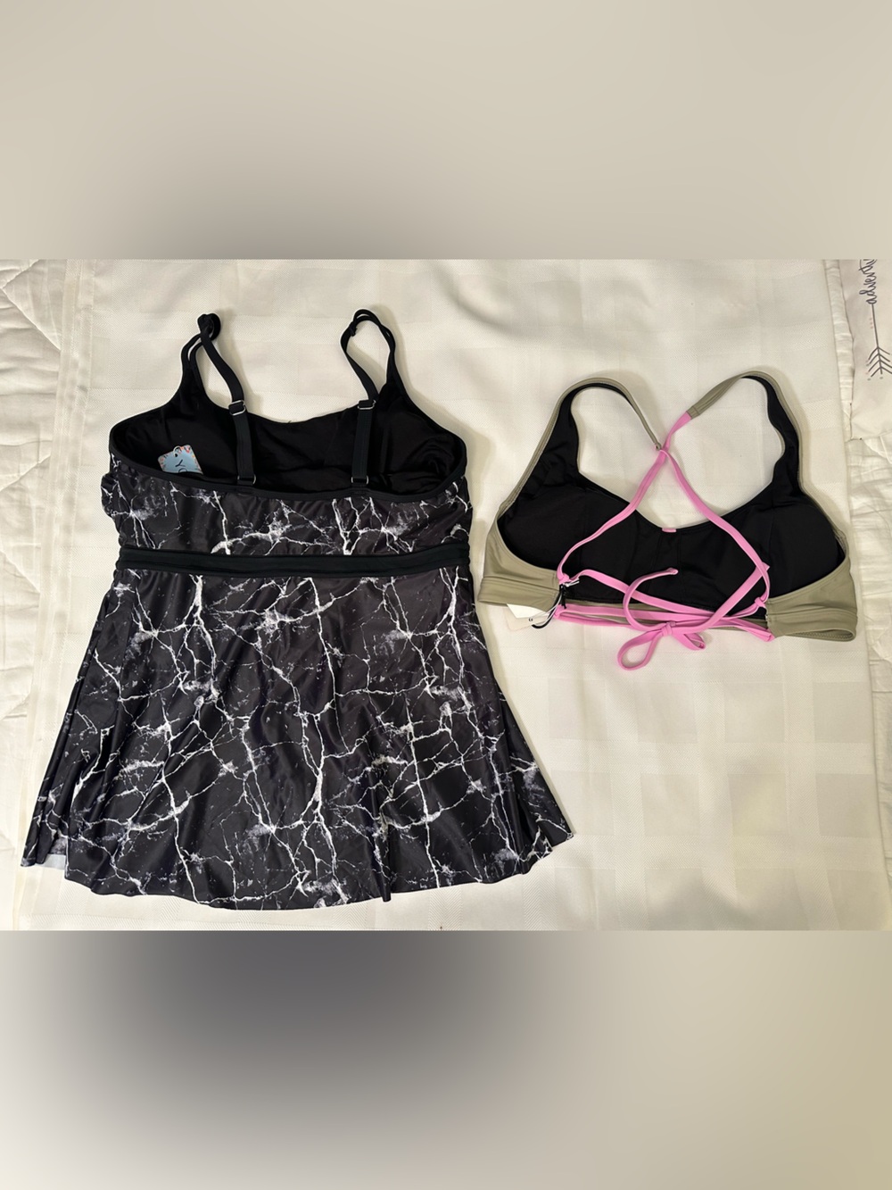 🔥🔥🔥NWT Bundle of 2 Women’s Swim Tops, Large - Picture 2 of 9
